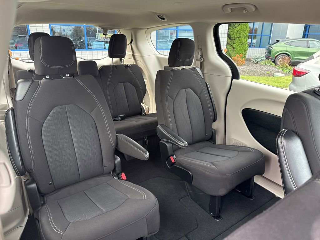 Used 2023 Chrysler Voyager LX image 34