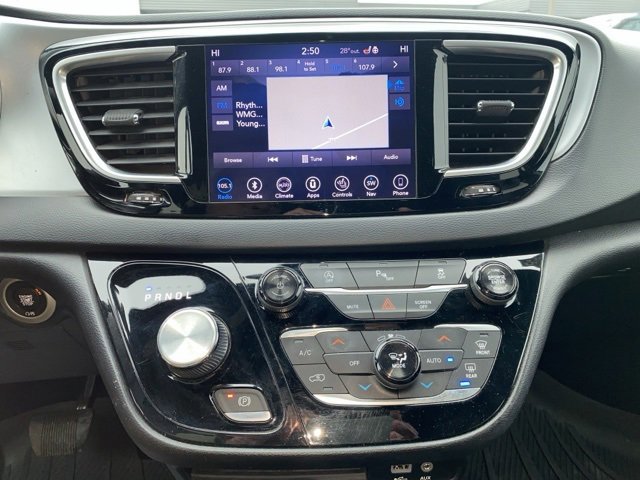 Used 2018 Chrysler Pacifica Touring-L Plus image 11