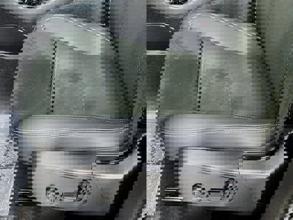 Used 2023 Volvo XC40 B5 Plus image 27