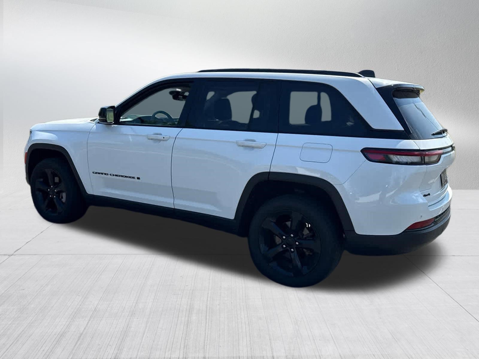 Used 2024 Jeep Grand Cherokee Limited w/ Black Appearance Package AWD/4WD image 7