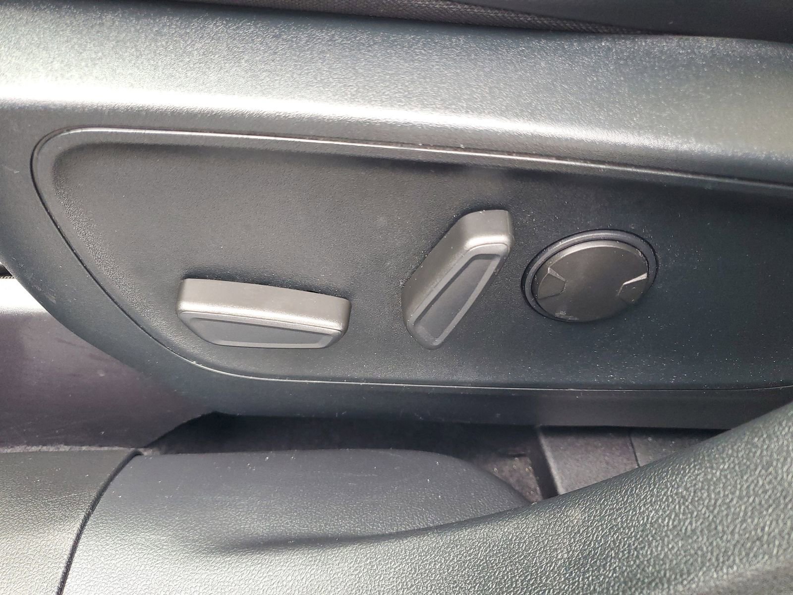 Certified 2020 Ford Escape SEL FWD image 18