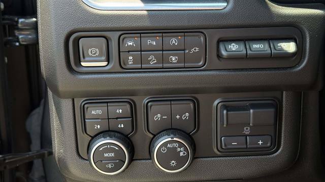 Used 2022 Chevrolet Suburban High Country AWD/4WD image 11