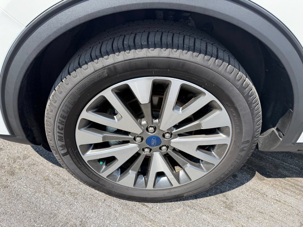 Certified 2022 Ford Escape Titanium AWD/4WD image 10