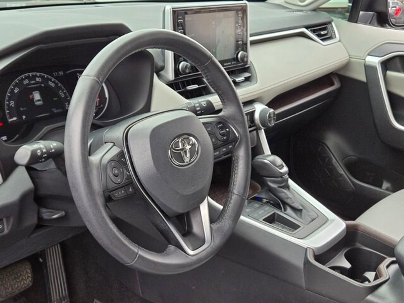 Used 2021 Toyota RAV4 Limited image 11