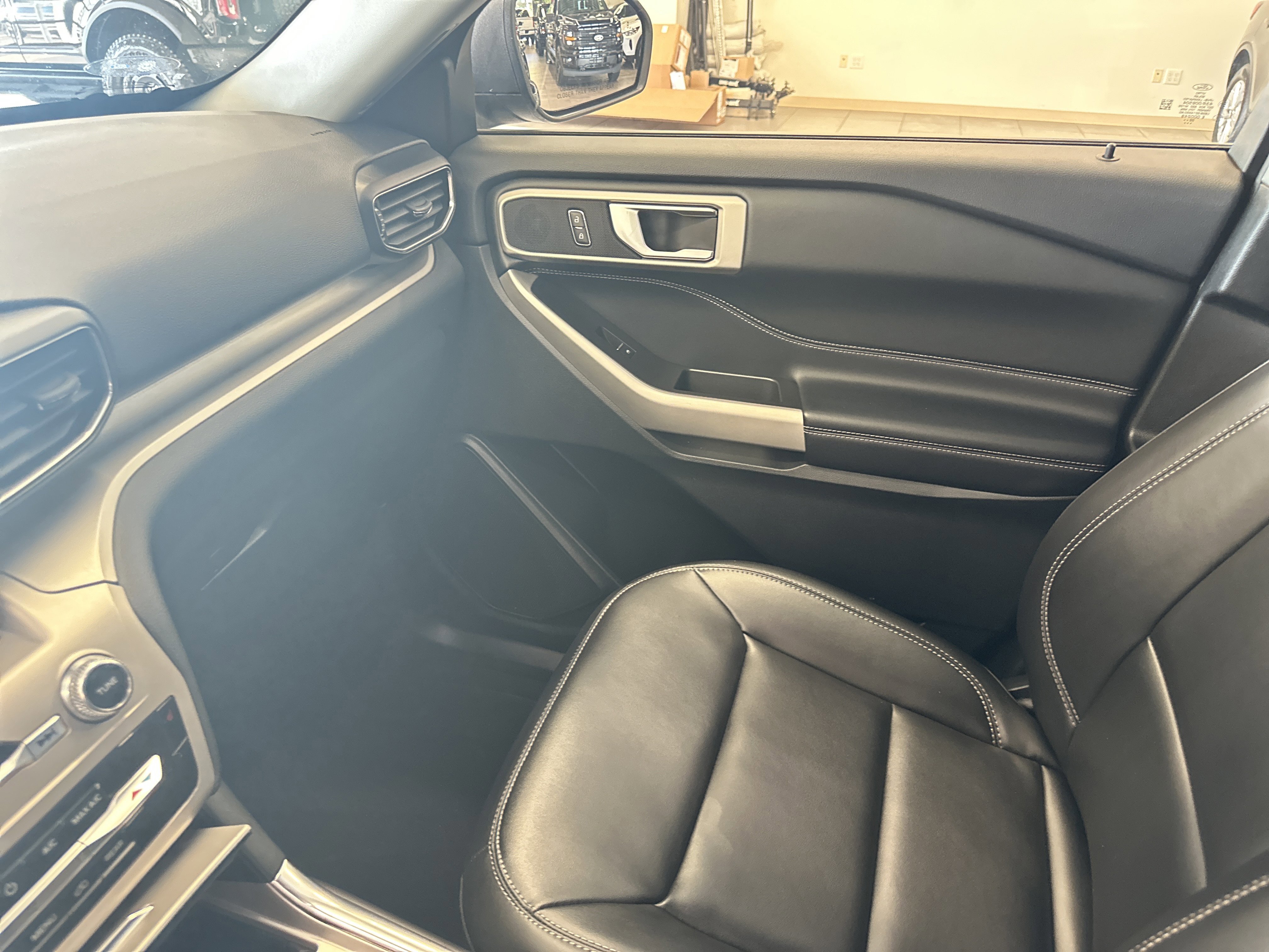 Certified 2022 Ford Explorer XLT w/ Equipment Group 202A image 27