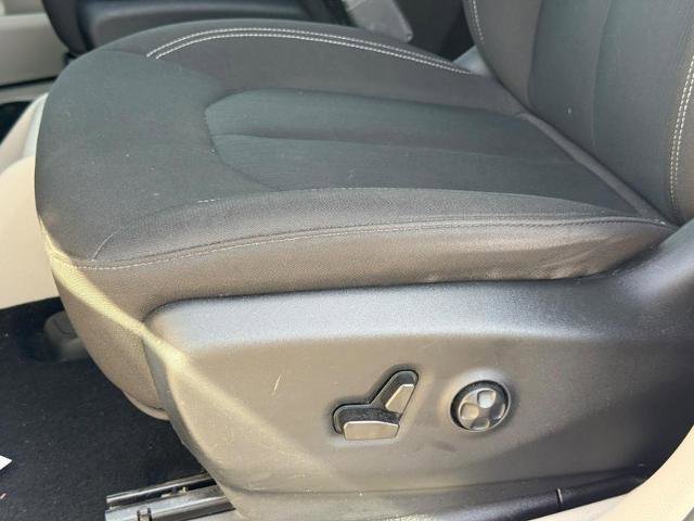 Used 2022 Chrysler Voyager LX image 24