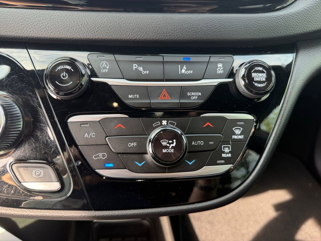 Used 2025 Chrysler Pacifica Select FWD image 17