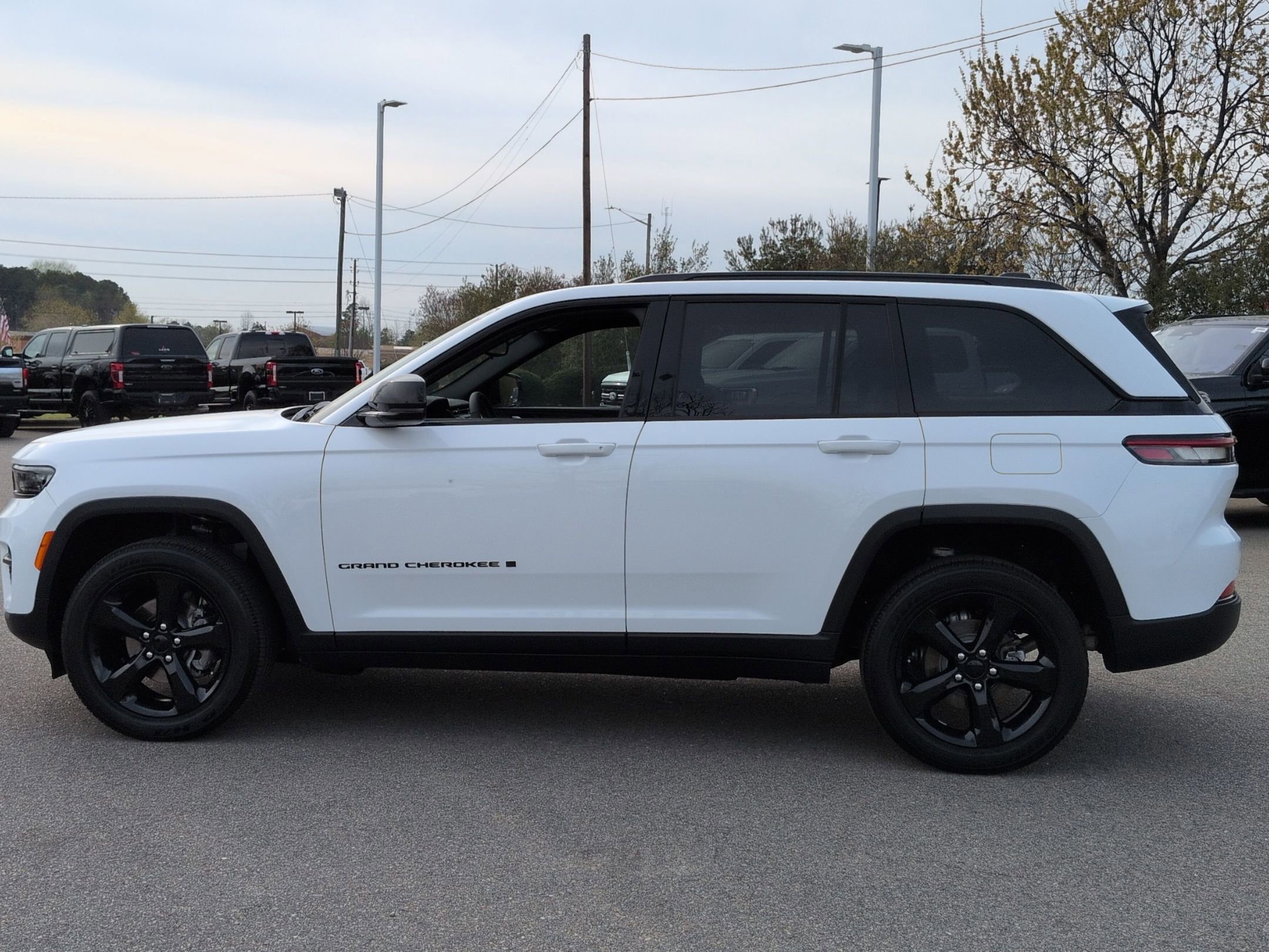 Used 2024 Jeep Grand Cherokee Altitude image 2