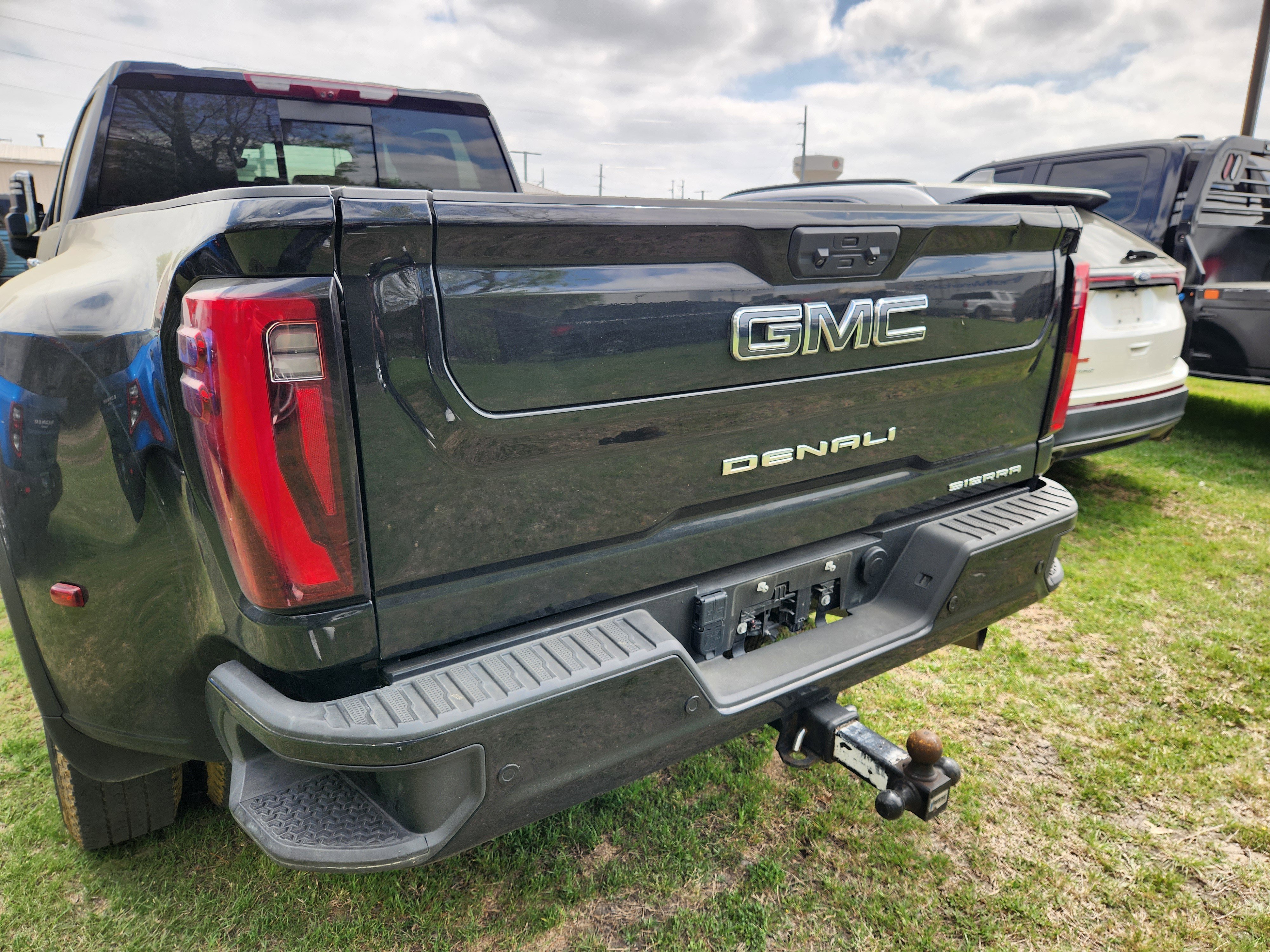 Used 2024 GMC Sierra 3500 Denali Ultimate AWD/4WD image 10