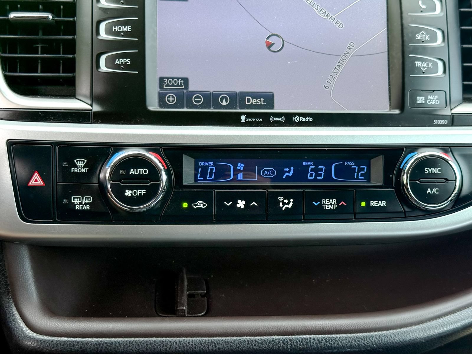 Used 2019 Toyota Highlander XLE AWD/4WD image 25