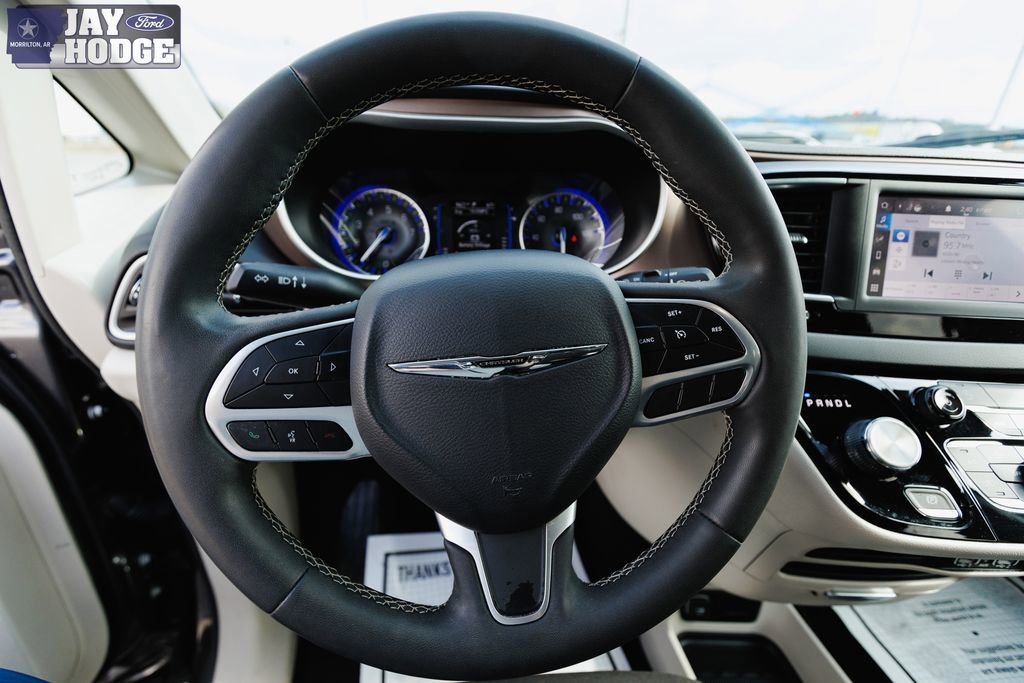 Used 2023 Chrysler Voyager LX image 43