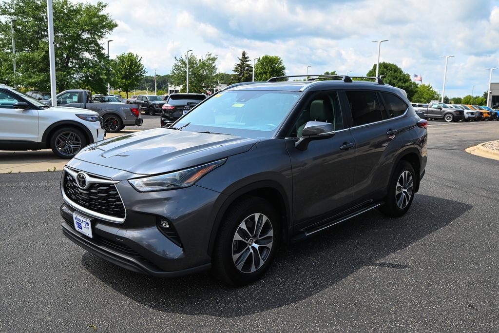 Used 2024 Toyota Highlander XLE AWD/4WD image 7