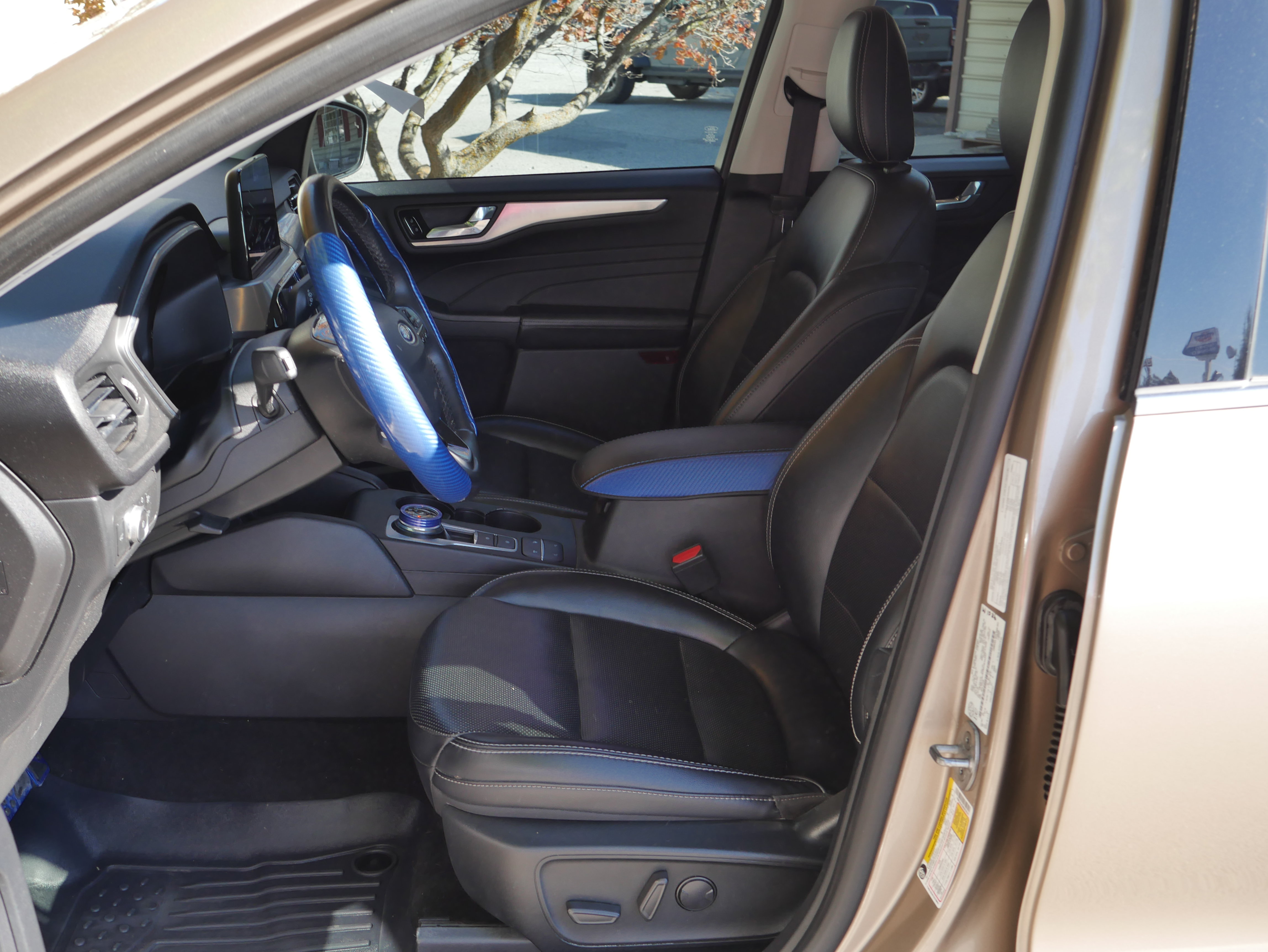 Certified 2021 Ford Escape Titanium AWD/4WD image 3