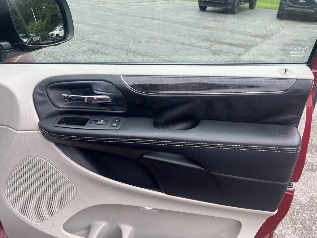 Used 2016 Chrysler Town & Country Touring image 40