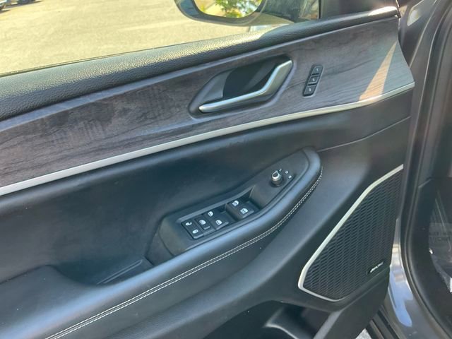 Used 2022 Jeep Grand Cherokee L Limited w/ Black Appearance Package AWD/4WD image 11