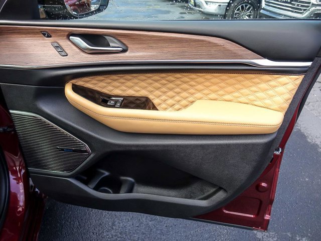 Used 2025 Jeep Grand Cherokee Summit w/ Luxury Tech Group V image 30