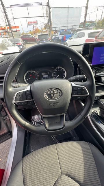 Used 2024 Toyota Highlander LE image 14