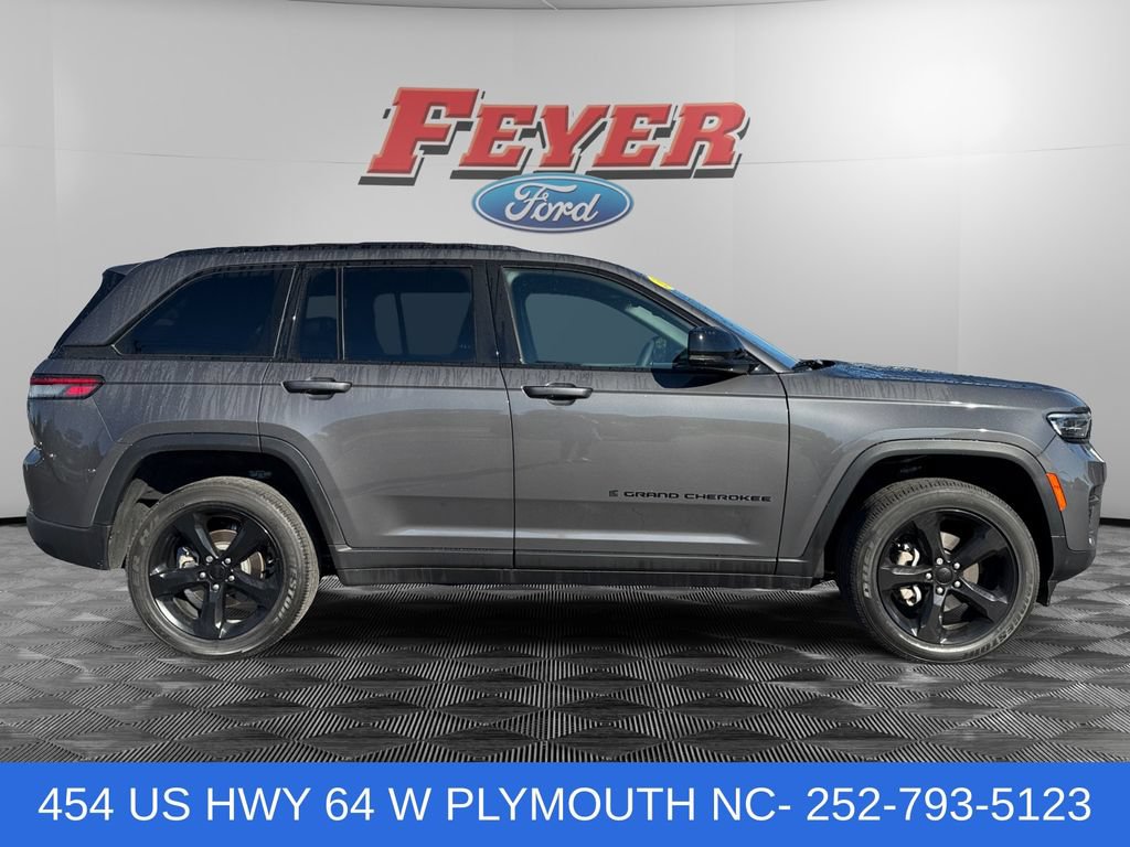 Used 2025 Jeep Grand Cherokee Altitude AWD/4WD image 6