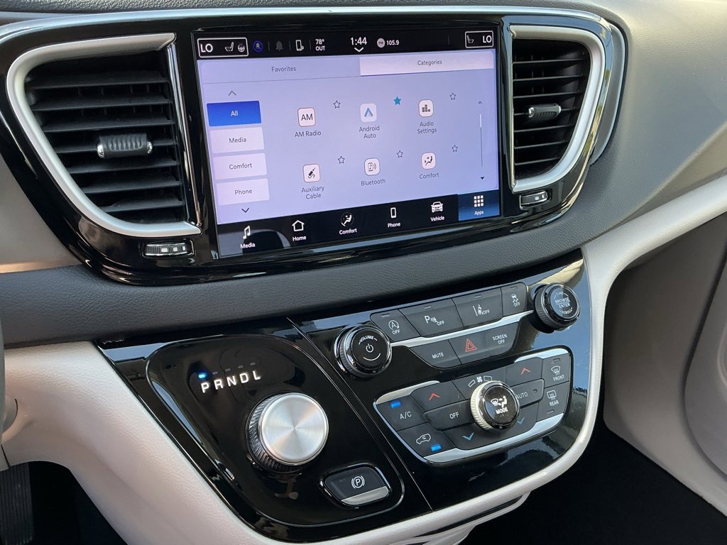 Used 2024 Chrysler Pacifica Touring-L image 39