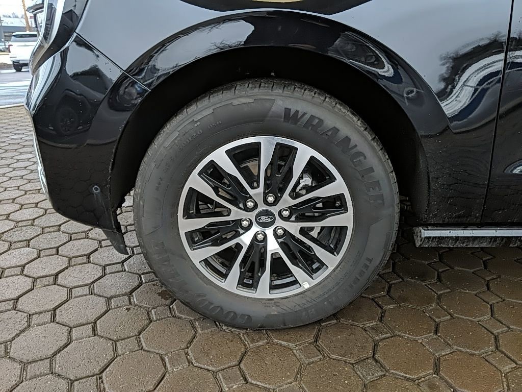 Certified 2025 Ford Expedition Max Platinum image 12