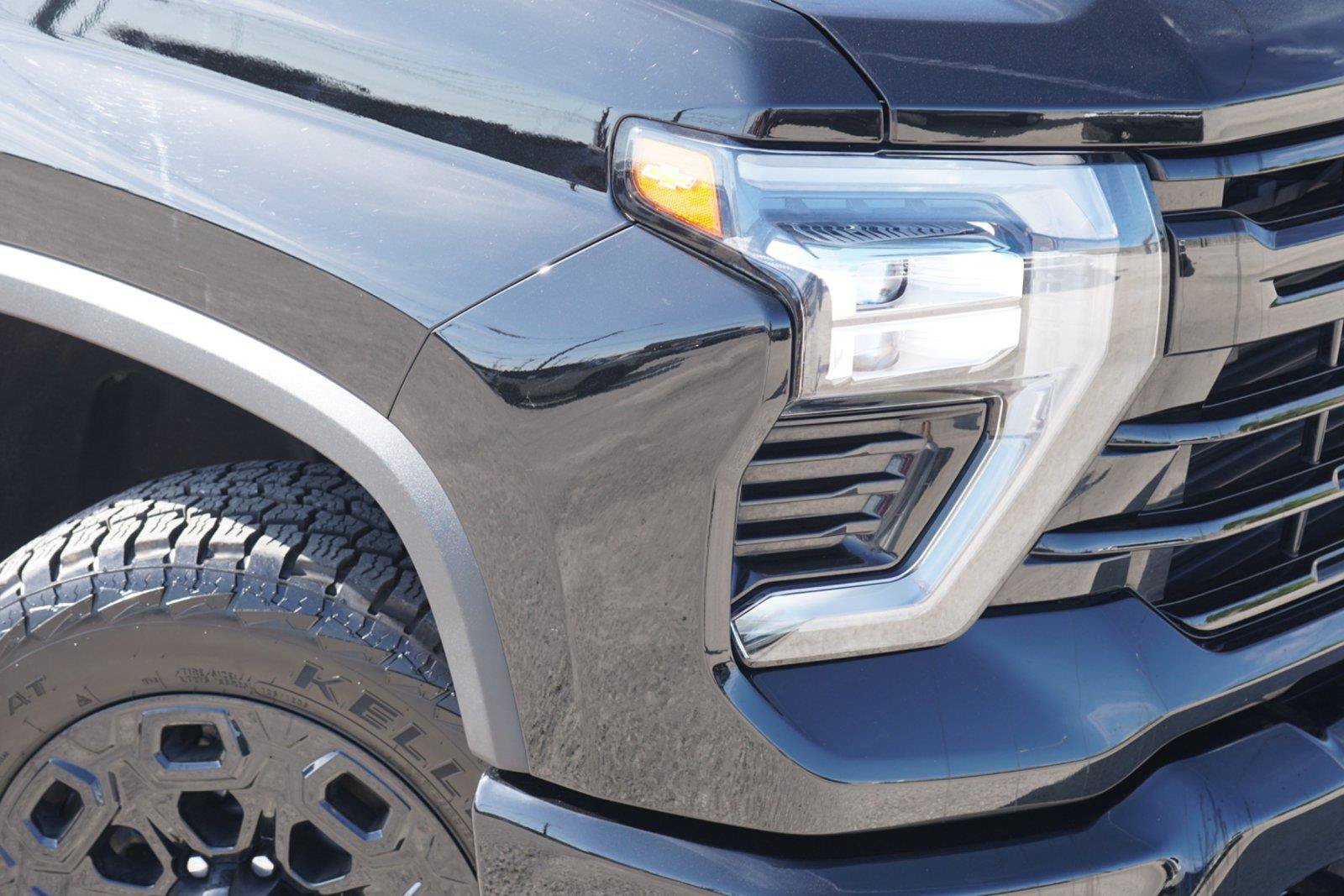 Used 2024 Chevrolet Silverado 2500 LT w/ Midnight Edition AWD/4WD image 3