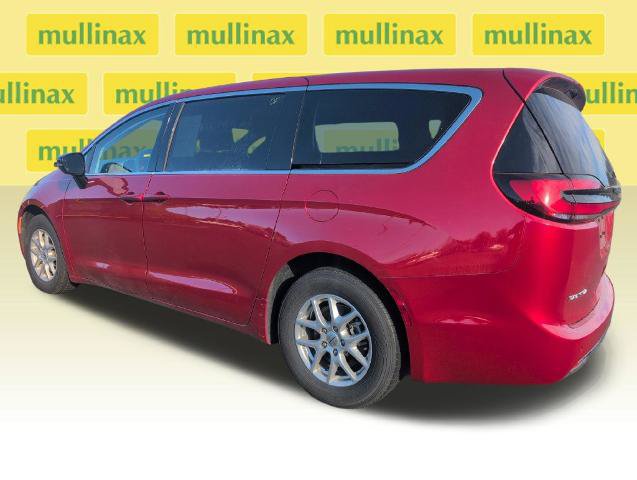 Used 2024 Chrysler Pacifica Touring-L FWD image 11
