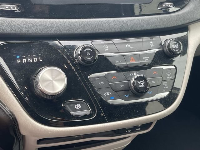 Used 2020 Chrysler Pacifica Touring-L FWD image 34