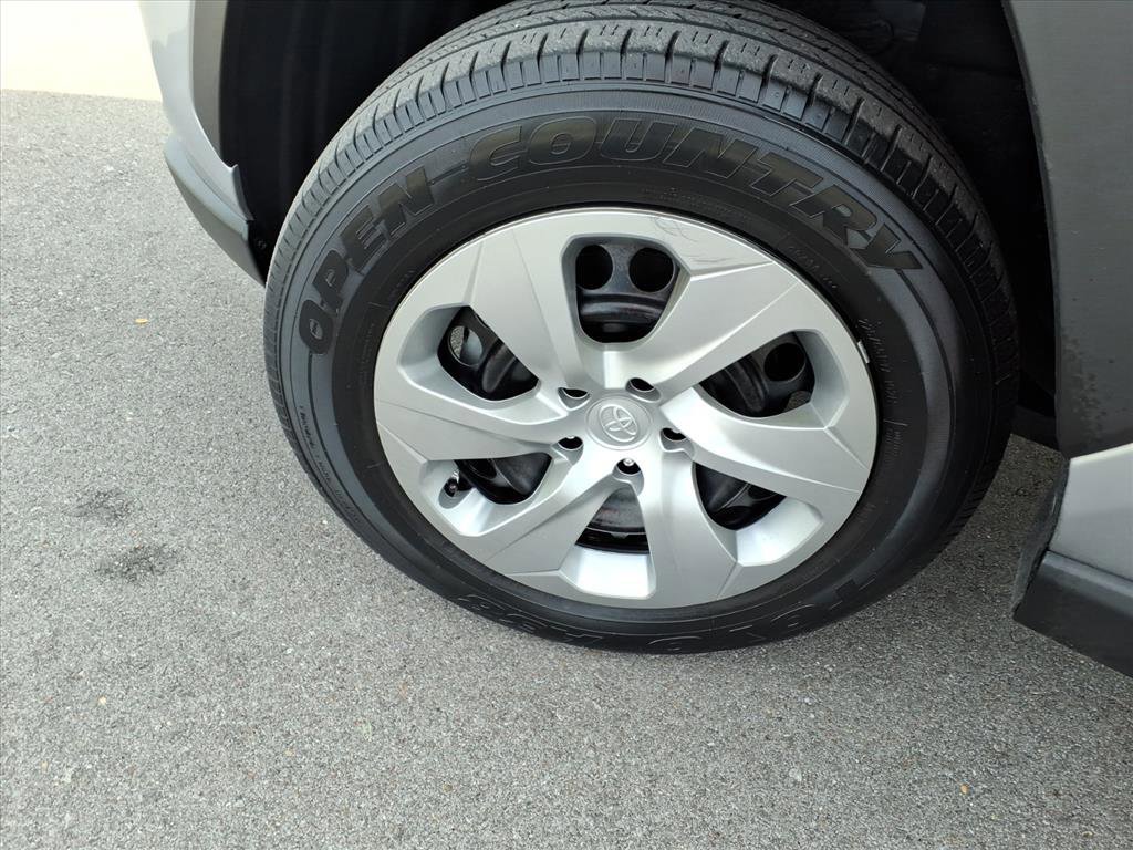 Used 2022 Toyota RAV4 LE image 9