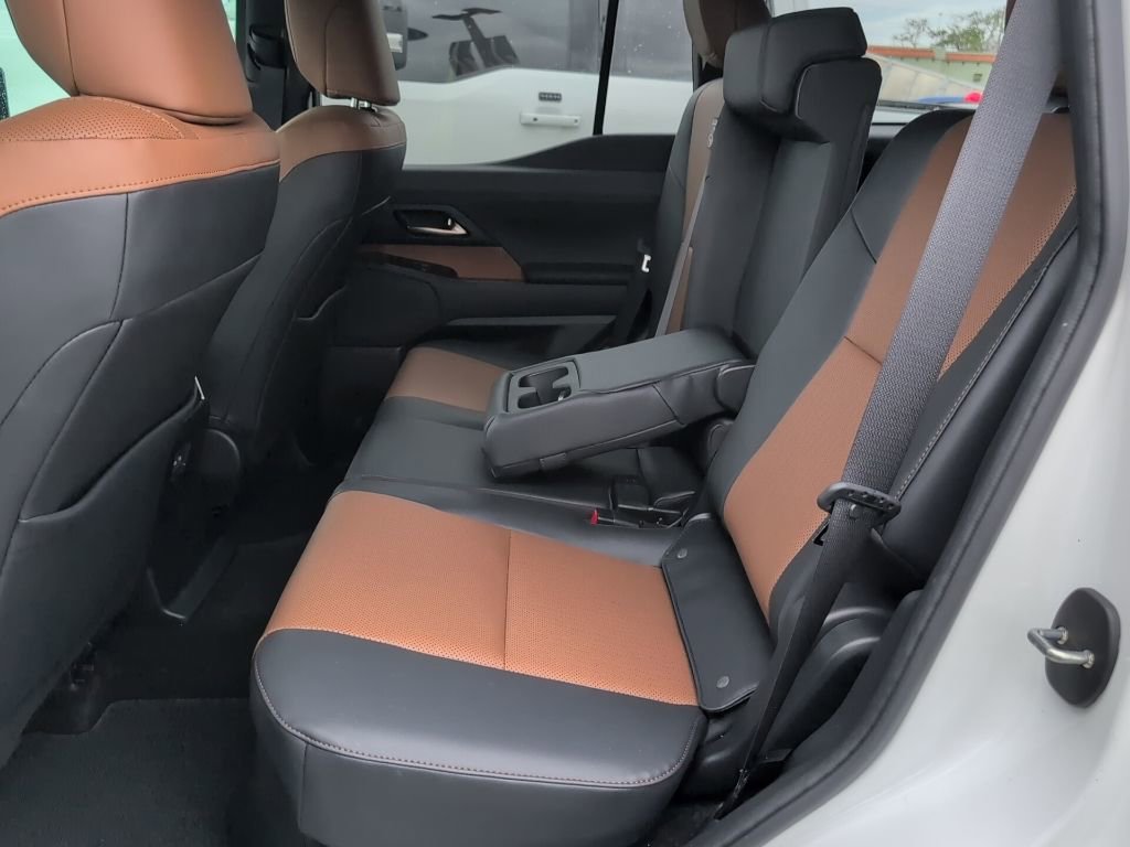 Used 2025 Lexus GX 550 w/ Cold Area Package AWD/4WD image 10