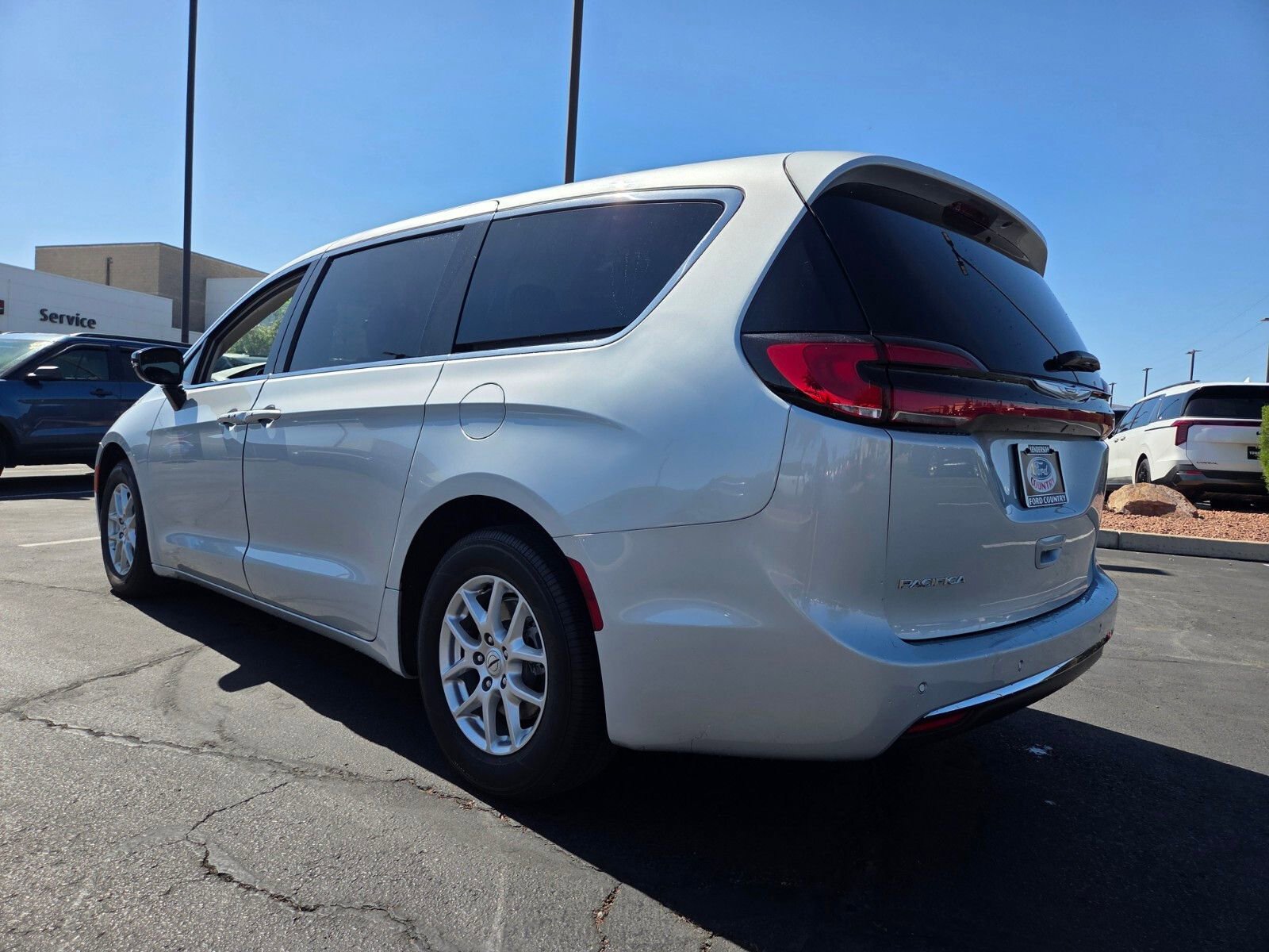 Used 2024 Chrysler Pacifica Touring-L FWD image 4