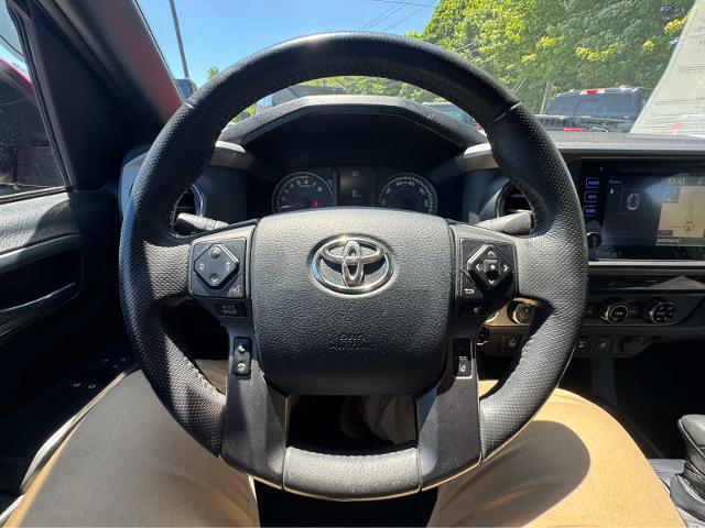 Used 2018 Toyota Tacoma TRD Off-Road w/ Technology Package AWD/4WD image 17