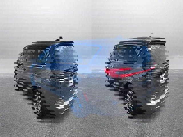 Used 2023 Chrysler Pacifica Touring-L image 5