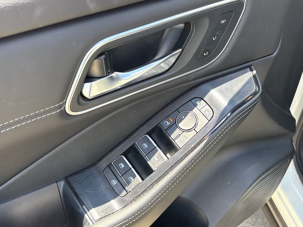 Used 2024 Nissan Rogue Platinum w/ Platinum Premium Package FWD image 16