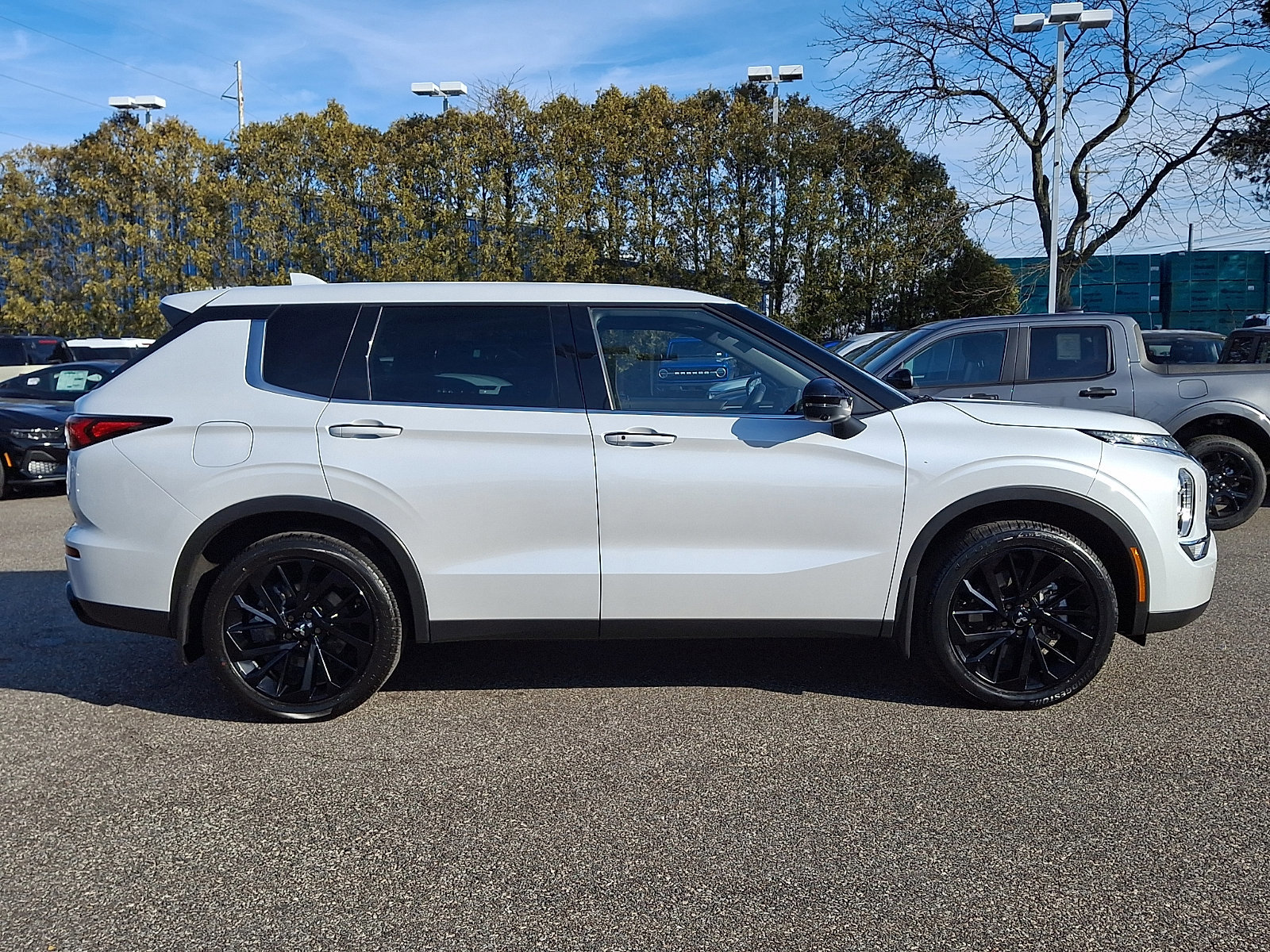Used 2023 Mitsubishi Outlander SE Black Edition image 9