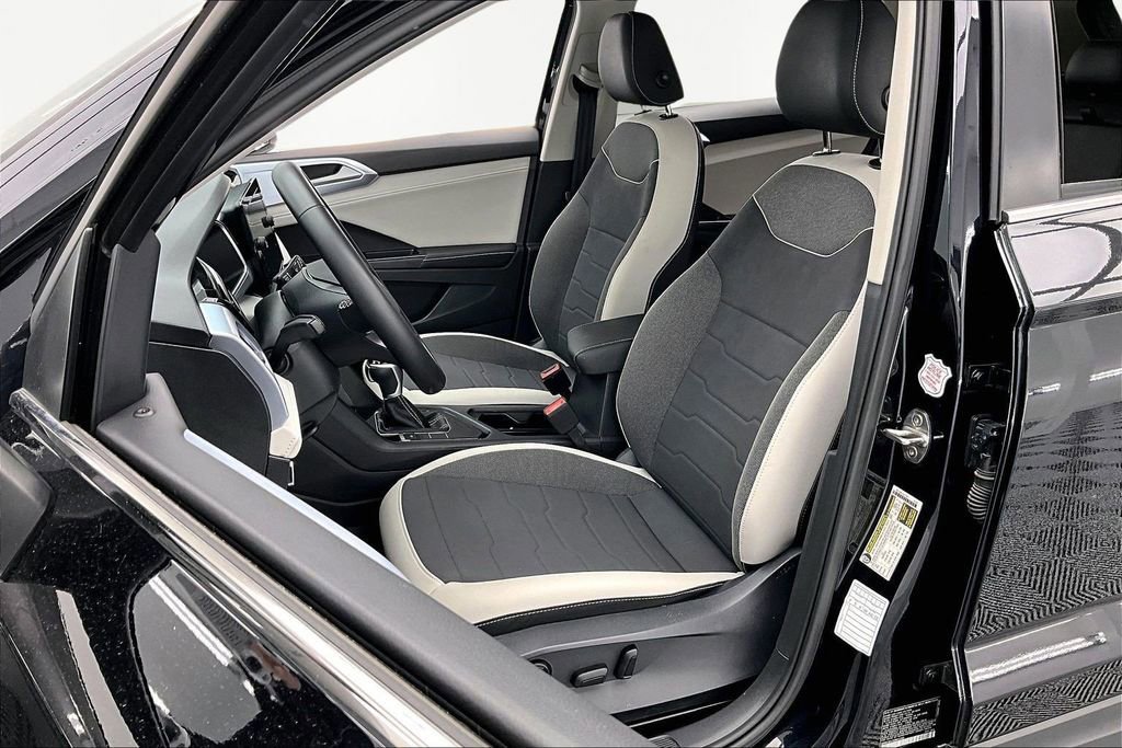 Used 2025 Volkswagen Taos SE image 25