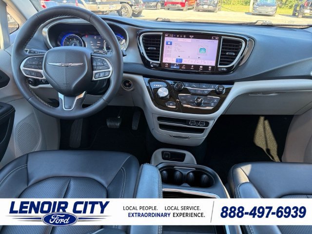 Used 2024 Chrysler Pacifica Touring-L FWD image 25