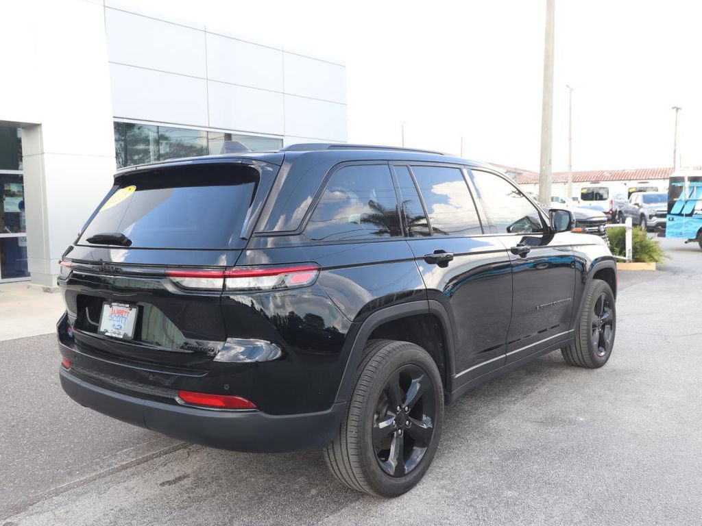 Used 2023 Jeep Grand Cherokee Limited w/ Black Appearance Package image 15
