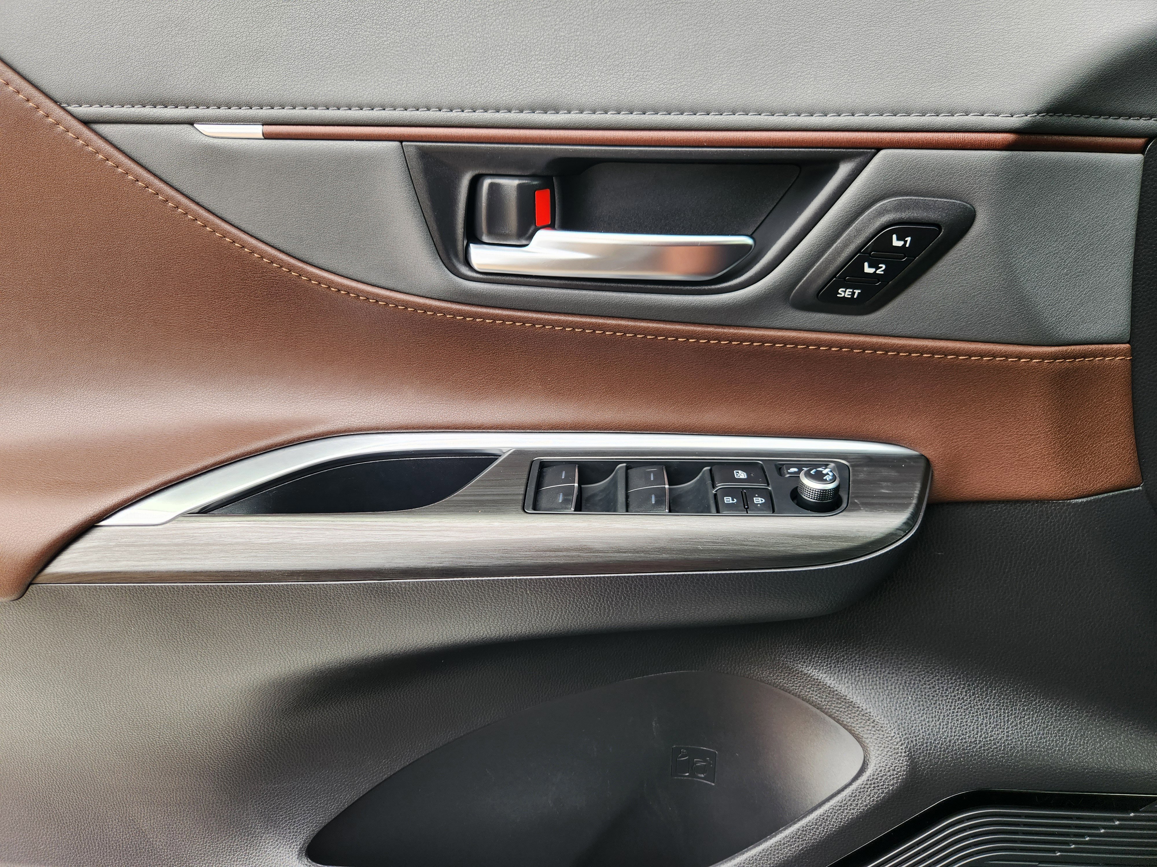 Used 2022 Toyota Venza XLE AWD/4WD image 18