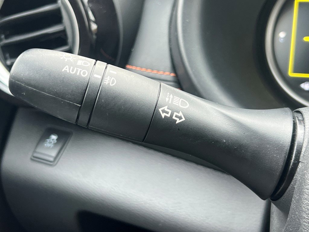 Used 2019 Nissan Kicks SR image 27