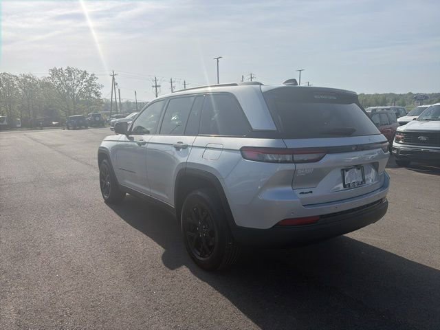 Used 2025 Jeep Grand Cherokee Altitude AWD/4WD image 2
