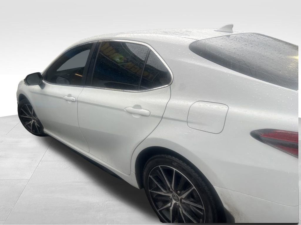 Used 2022 Toyota Camry SE w/ Cold Weather Package image 5