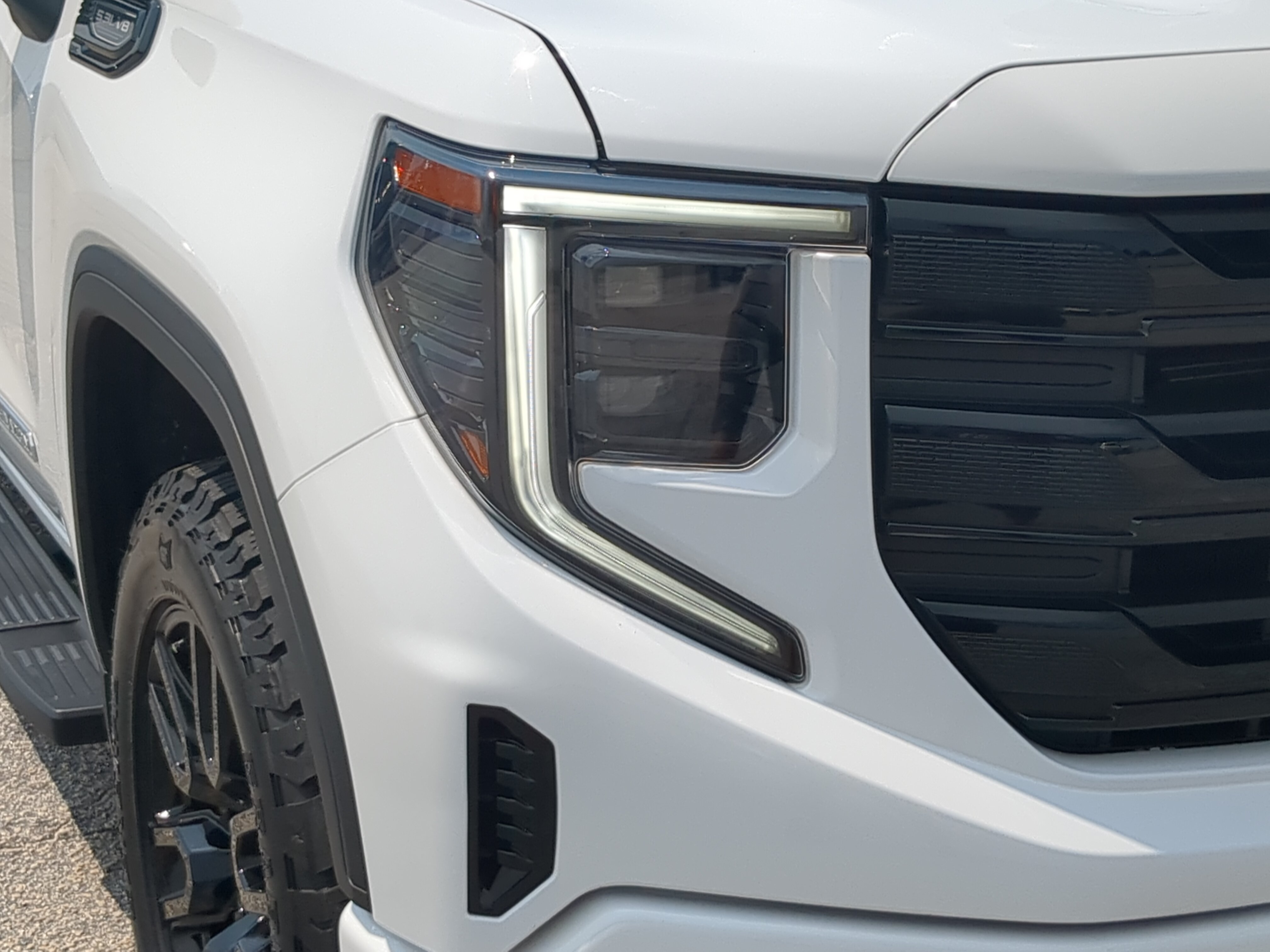 Used 2022 GMC Sierra 1500 Elevation w/ X31 Off-Road Package AWD/4WD image 8