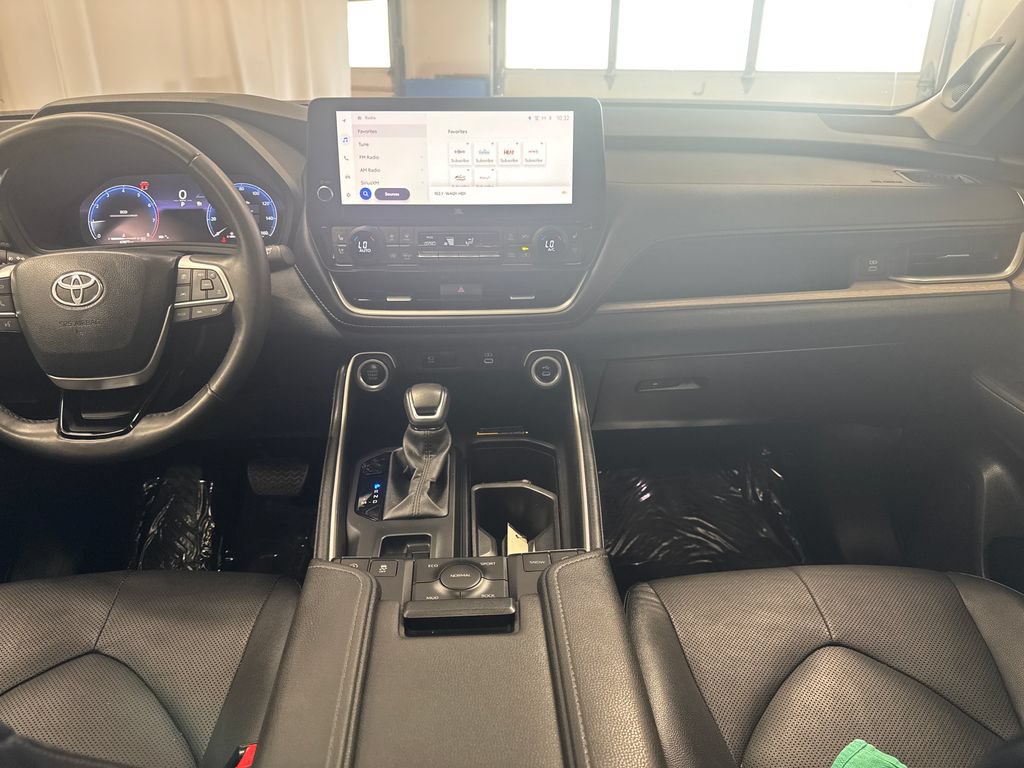 Used 2024 Toyota Grand Highlander AWD image 18