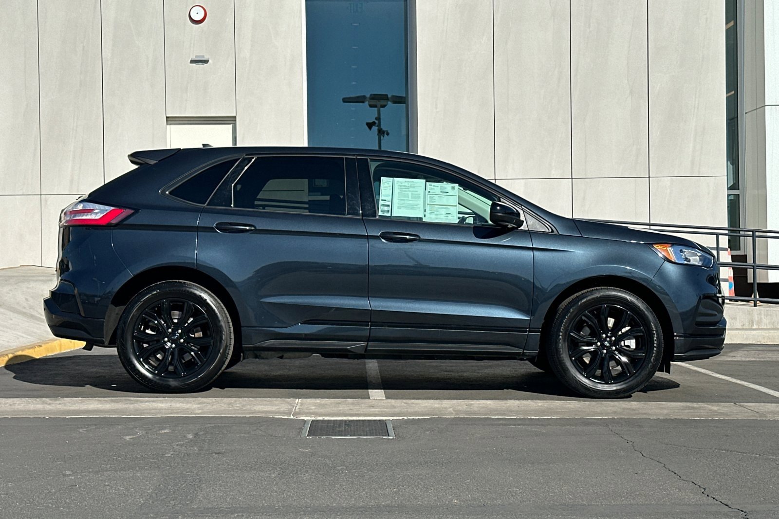 Certified 2022 Ford Edge SE w/ Black Appearance Package image 2