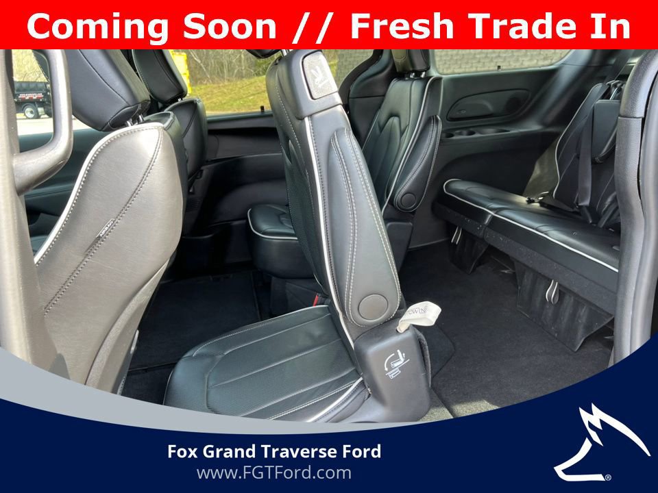 Used 2025 Chrysler Pacifica Limited FWD image 10