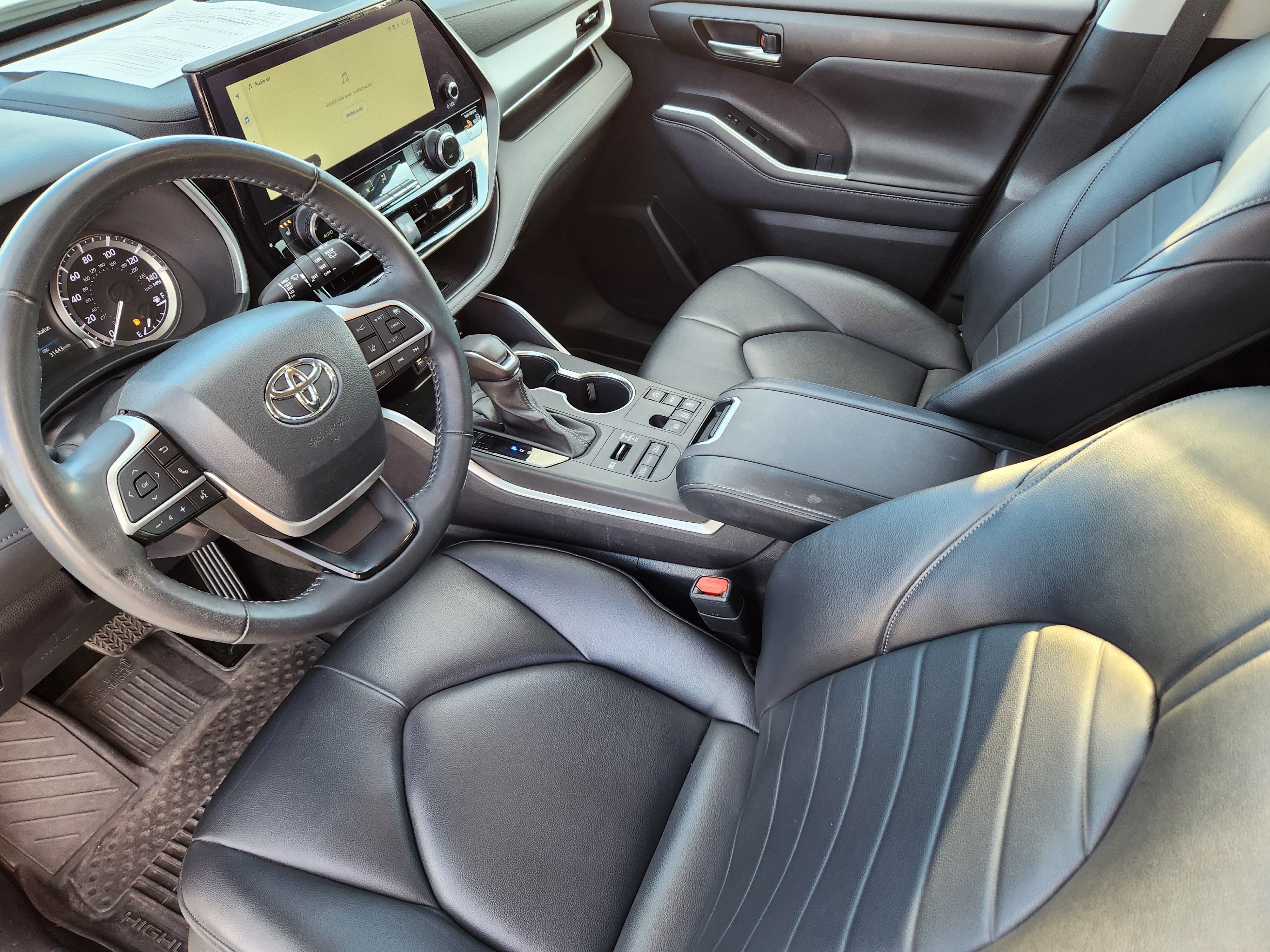 Used 2023 Toyota Highlander XLE AWD/4WD image 10