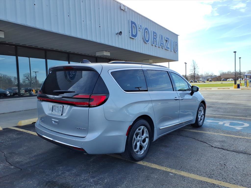 Used 2023 Chrysler Pacifica Limited FWD image 2