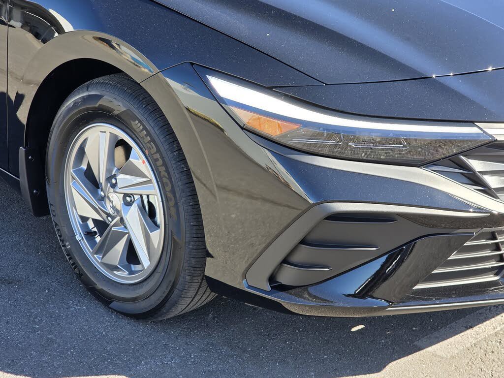 Used 2026 Hyundai Elantra SE FWD image 2