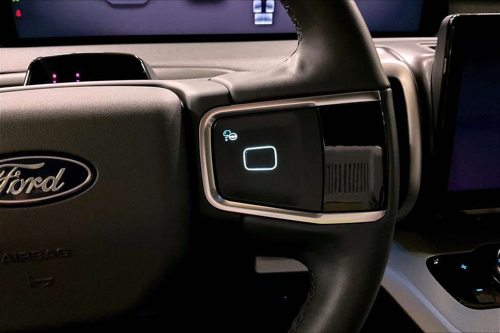 Certified 2025 Ford Expedition Active AWD/4WD image 18