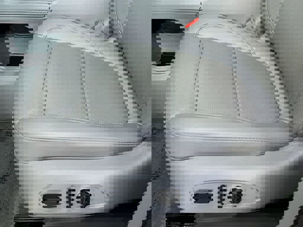 Used 2023 GMC Acadia SLT w/ Preferred Package image 30